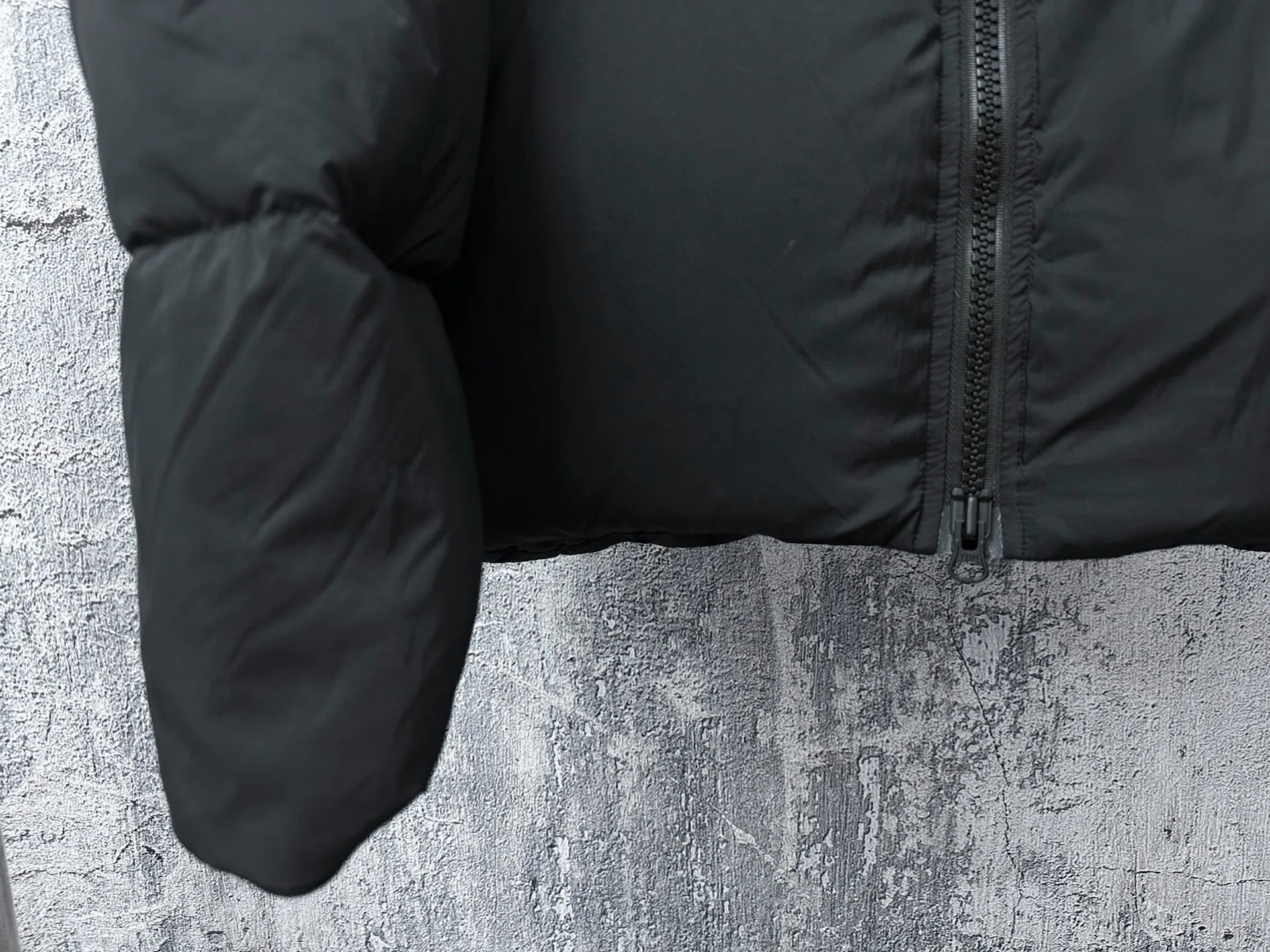 【Canada gooes】Large Goose Sleeve Stand Collar Down Jacket The Lawrence Down Jacket provides essential protection for everyday adventures. Delicately soft fabric, this is a water-repellent fabric that is soft to the touch yet durable. Filled with extremely fluffy white duck down. This piece has a quilted body and structured down. Padded collar and reflective double-stripe grip tape. Extended hem and tucked-in inner rib-knit cuffs. Size:XS-2XL